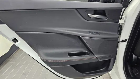 Jaguar XE 20t 2018 24