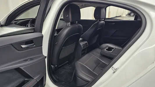 Jaguar XE 20t 2018 25