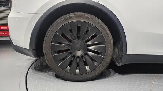 Tesla Y AWD 2021 5