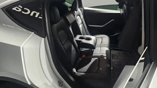 Tesla Y AWD 2021 11
