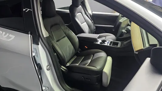 Tesla Y AWD 2021 12