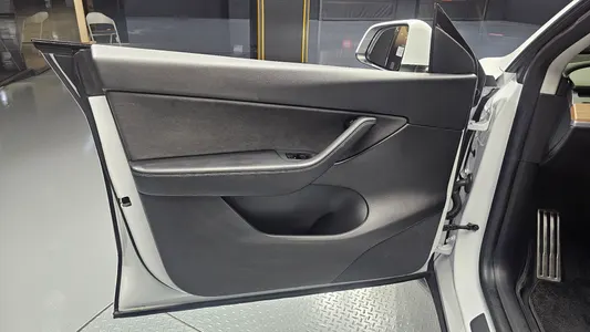 Tesla Y AWD 2021 25