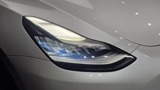 Tesla Y AWD 2021 23