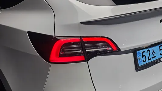 Tesla Y AWD 2021 24
