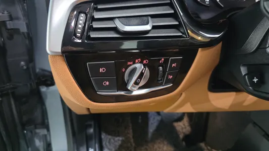 BMW 5 Series (G30) 520i 2018 28