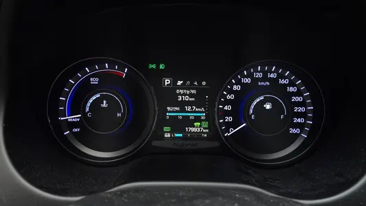 Hyundai HG 2015 8