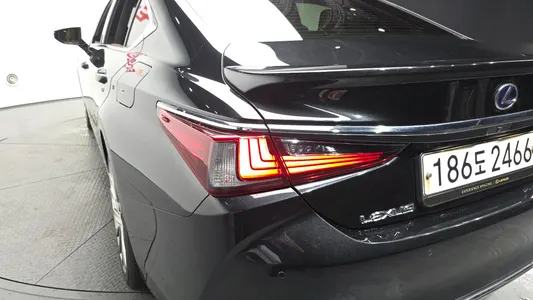 Lexus ES300h 7 2021 24