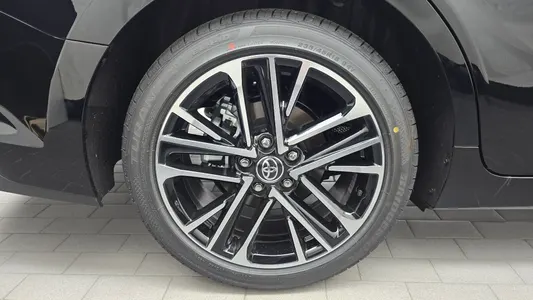 Toyota (XV80) 2.5 XLE 2026 5