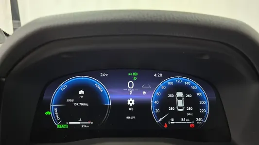 Toyota (XV80) 2.5 XLE 2026 8