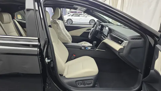 Toyota (XV80) 2.5 XLE 2026 11