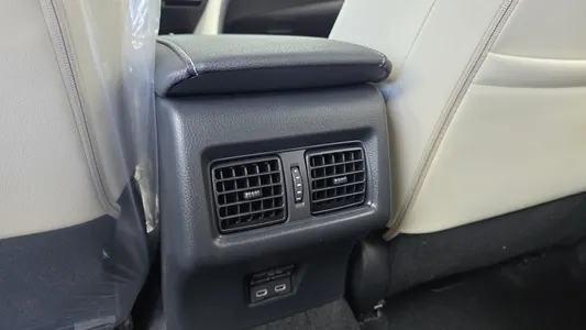 Toyota (XV80) 2.5 XLE 2026 31