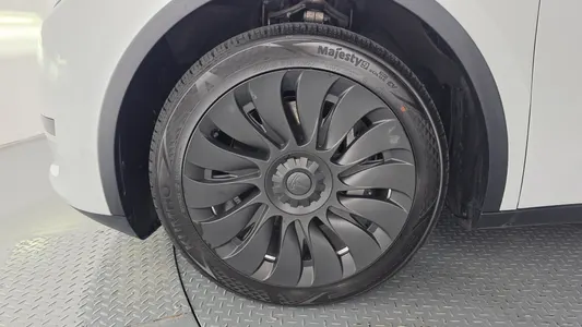 Tesla Y RWD 2023 5