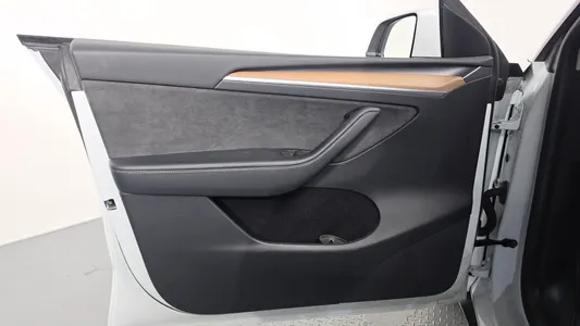 Tesla Y RWD 2023 25