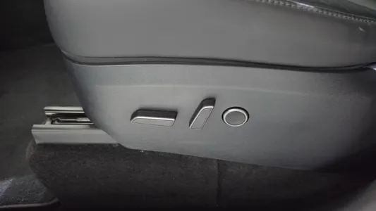 Tesla Y RWD 2023 32