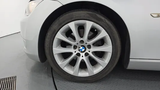 BMW 3 Series (E90) 328i 2009 5
