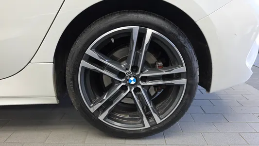 BMW 1 Series (F40) 120i M 2023 21