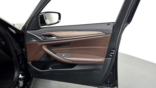 BMW 5 Series (G30) 530i M 2020 24