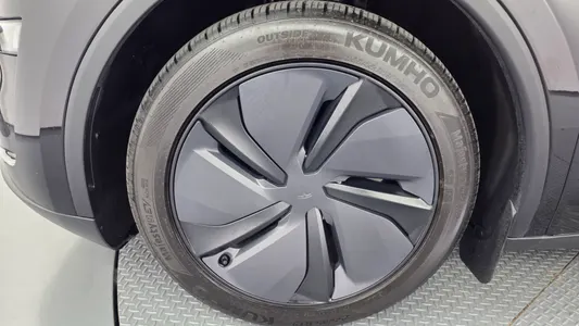 Tesla Y AWD 2025 5