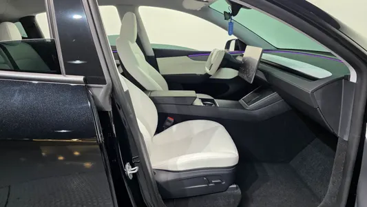 Tesla Y AWD 2025 11