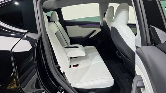 Tesla Y AWD 2025 12