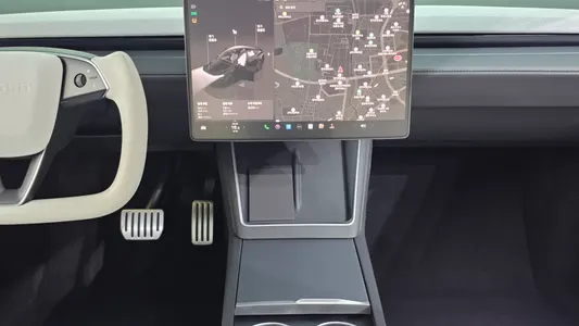 Tesla Y AWD 2025 14