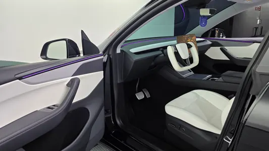 Tesla Y AWD 2025 10