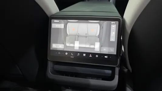 Tesla Y AWD 2025 19