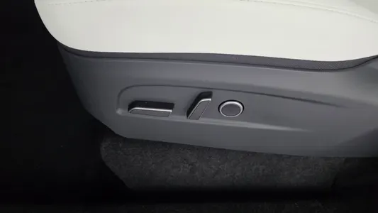 Tesla Y AWD 2025 31