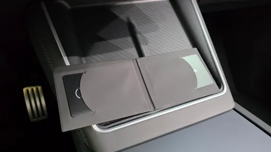 Tesla Y AWD 2025 32