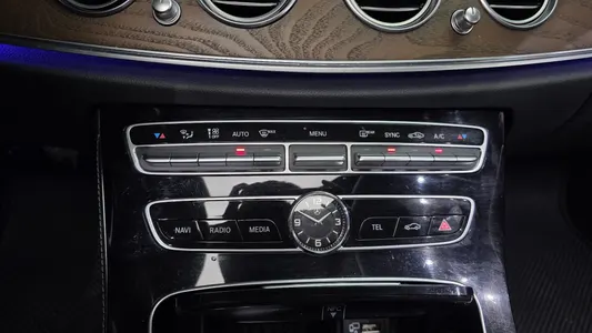 Mercedes-Benz E-Class W213 E220d 4MATIC 2019 32