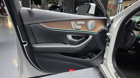 Mercedes-Benz E-Class W213 E300e 4MATIC 2020 24