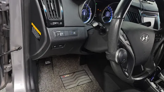 Hyundai YF LPI () 2010 28