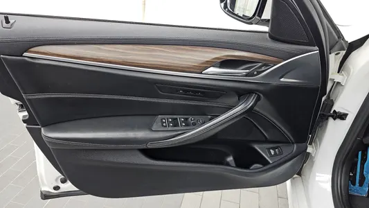 BMW 5 Series (G30) 530i M 2017 24