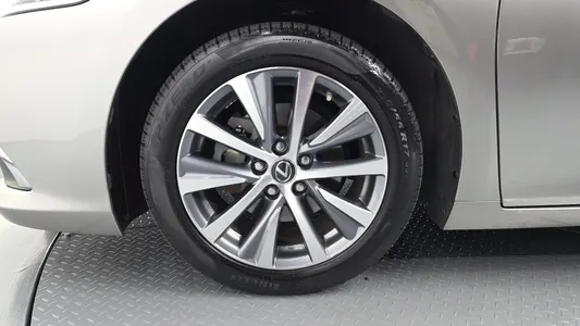 Lexus ES300h 7 2019 4