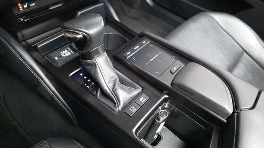 Lexus ES300h 7 2019 8