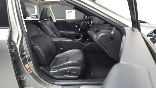 Lexus ES300h 7 2019 10