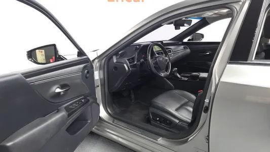 Lexus ES300h 7 2019 9