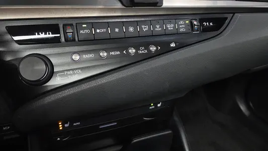 Lexus ES300h 7 2019 15