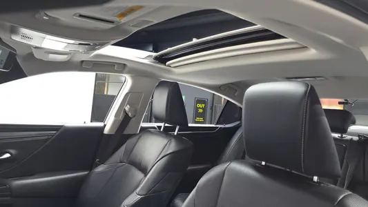 Lexus ES300h 7 2019 17