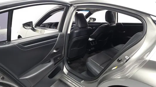 Lexus ES300h 7 2019 26