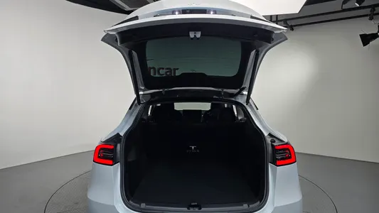 Tesla Y AWD 2022 19