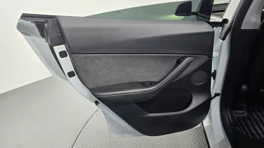 Tesla Y AWD 2022 26