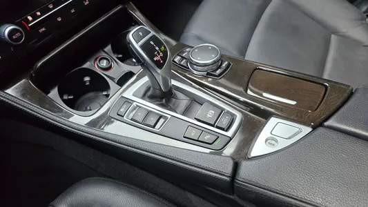 BMW 5 Series (F10) 528i 2015 9