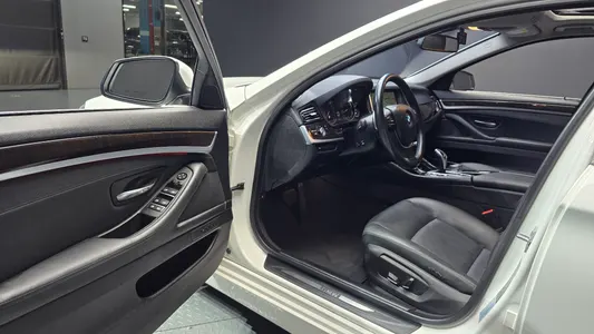 BMW 5 Series (F10) 528i 2015 10