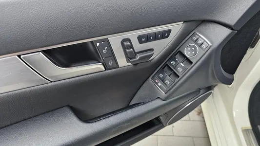 Mercedes-Benz C-Class W204 C200 CGI 2011 14