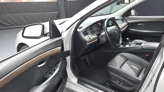 BMW 5 Series GT (F07) GT 2011 10