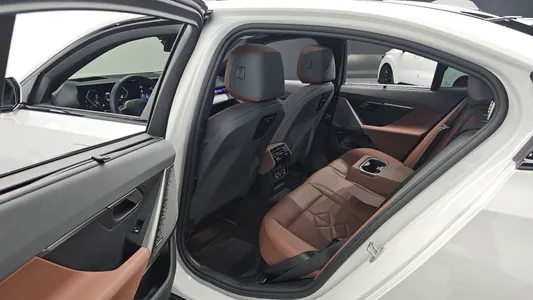 BMW 5 Series (G60) 530i xDrive M 2025 12