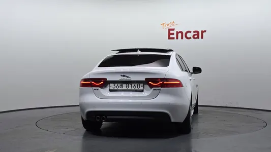 Jaguar XE 20d R 2016 4