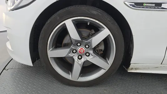 Jaguar XE 20d R 2016 5