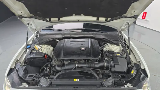 Jaguar XE 20d R 2016 6